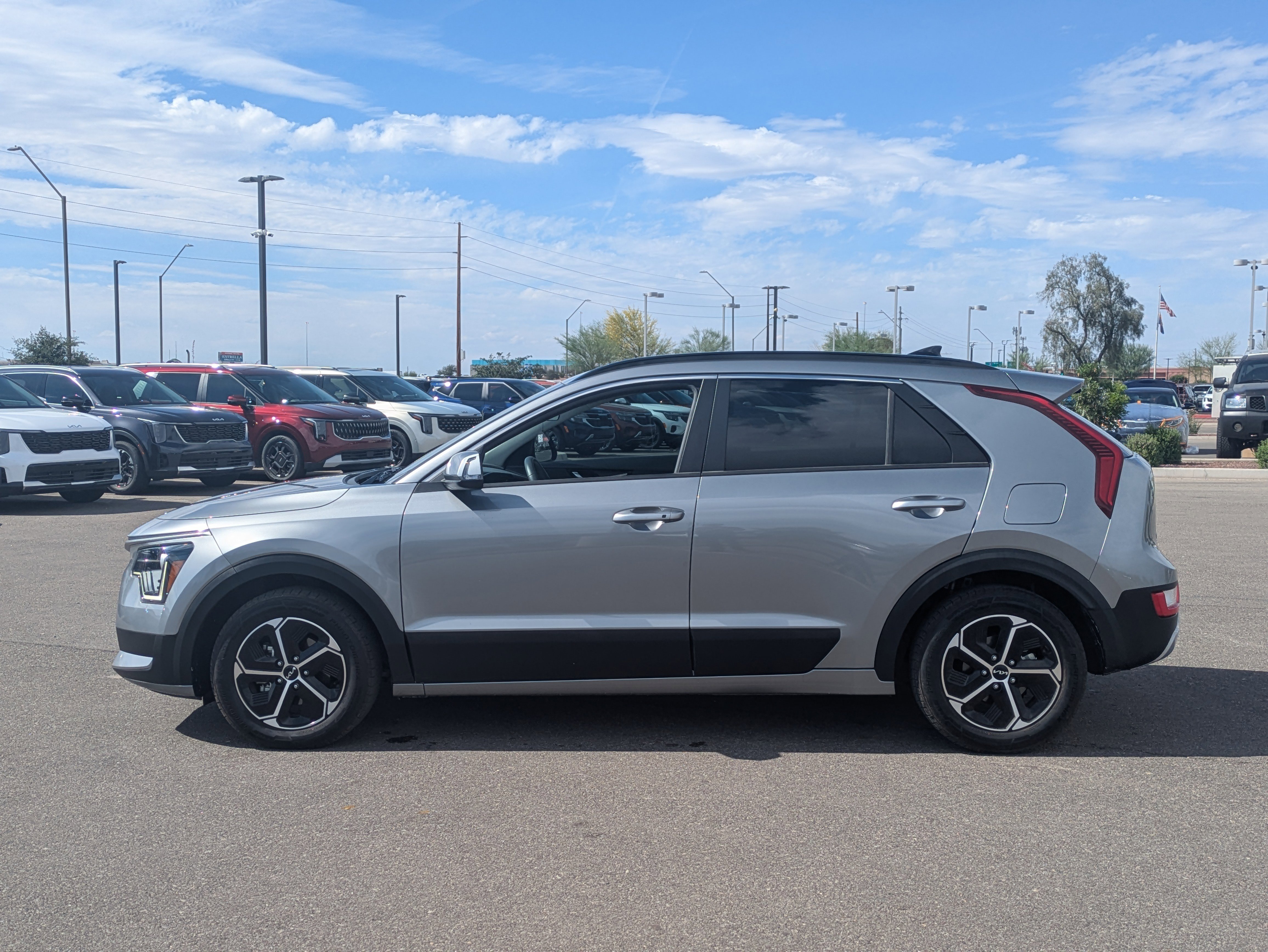 Certified 2023 Kia Niro EX image 2