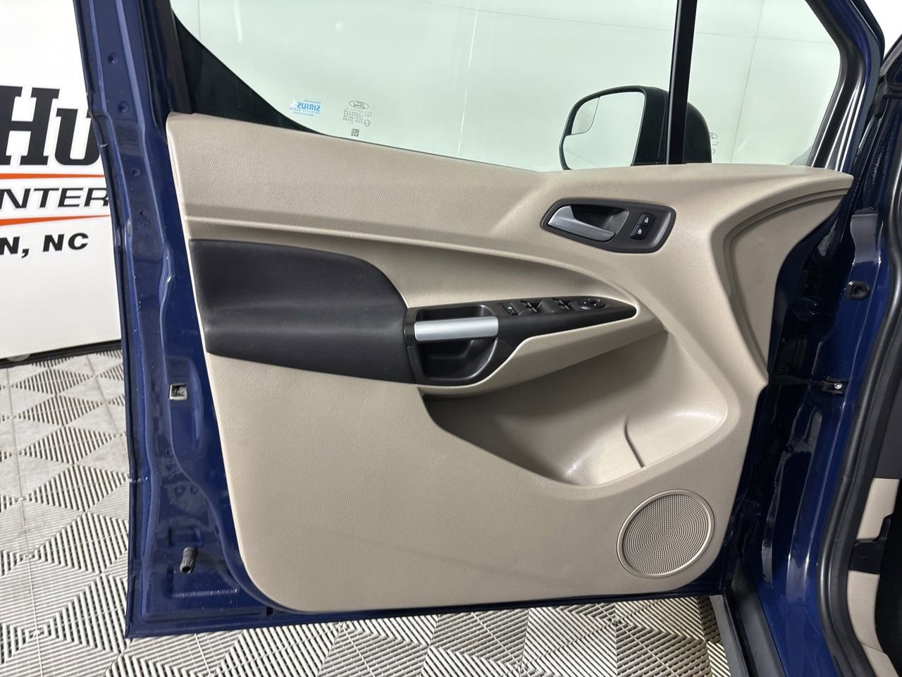 Used 2015 Ford Transit Connect XLT image 8