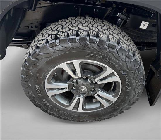 Used 2018 Toyota Tacoma TRD Sport w/ Technology Package image 9