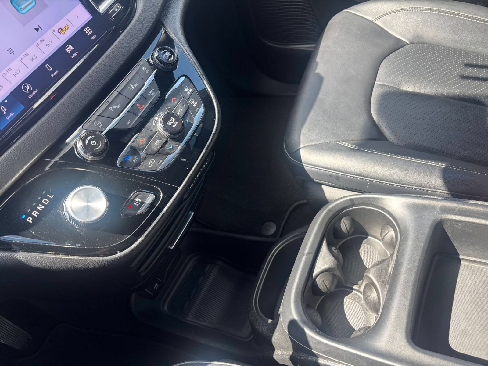 Used 2025 Chrysler Pacifica Select FWD image 43