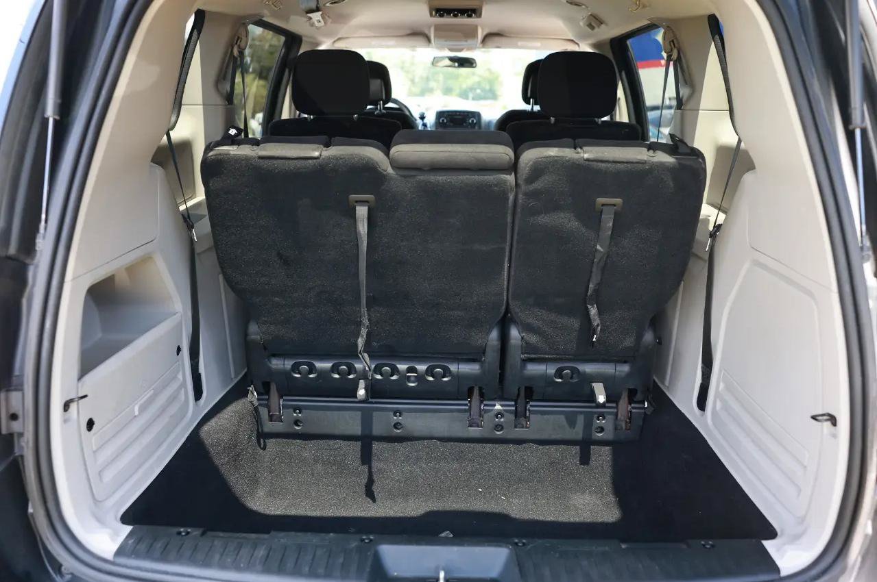 Used 2011 Dodge Grand Caravan Express FWD image 23