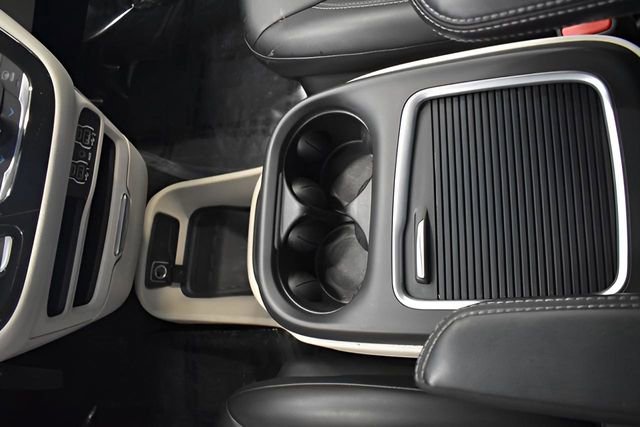 Used 2023 Chrysler Pacifica Touring-L image 31