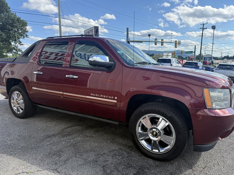 Used 2009 Chevrolet Avalanche LTZ AWD/4WD image 5