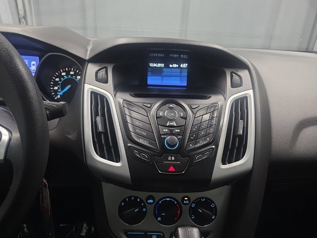 Used 2013 Ford Focus SE w/ SE Winter Pkg FWD image 7