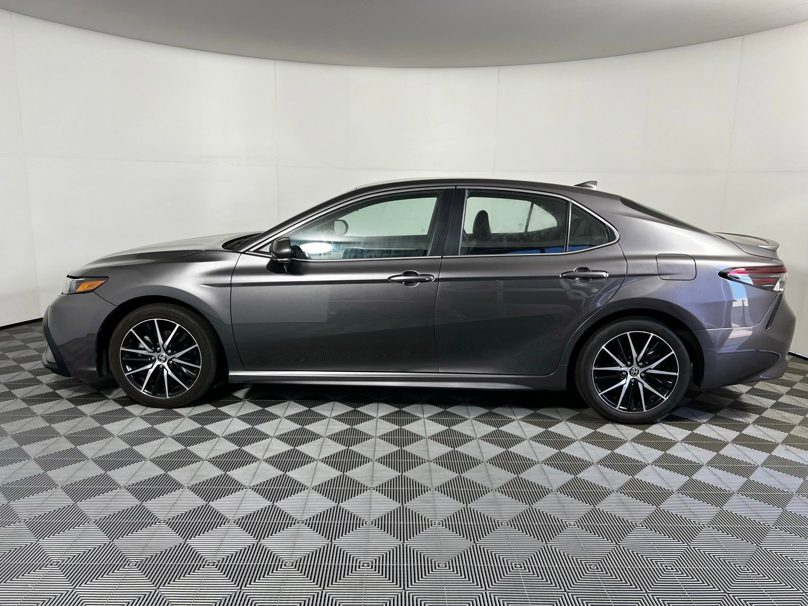 Used 2023 Toyota Camry SE FWD image 8