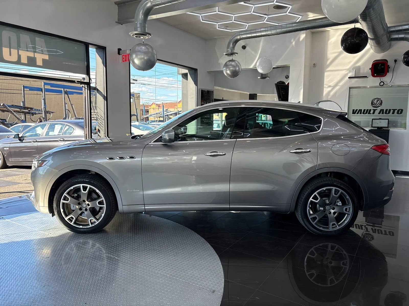 Used 2018 Maserati Levante GranLusso AWD/4WD image 7