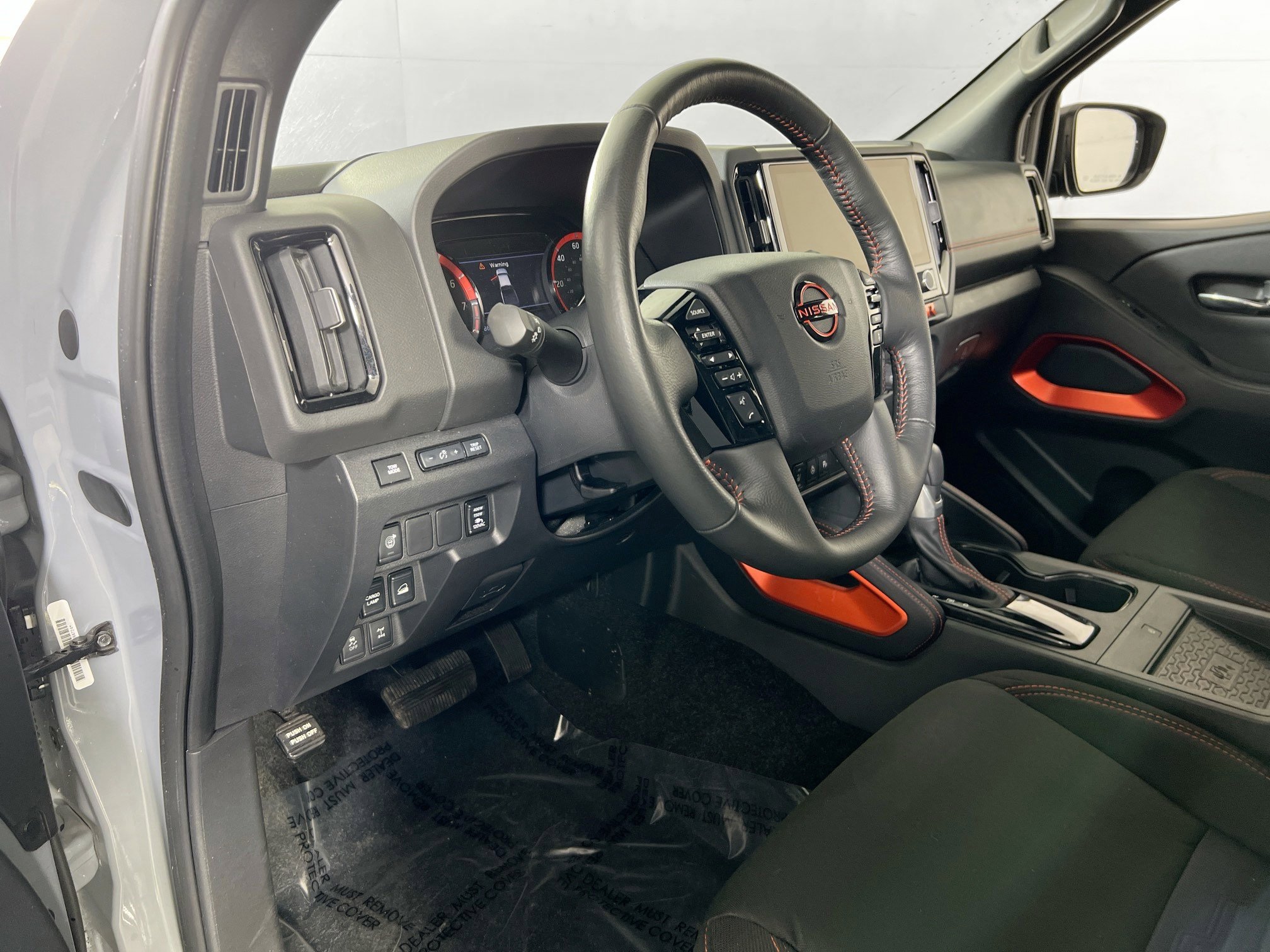 Used 2025 Nissan Frontier PRO-4X w/ Pro Convenience Package image 9