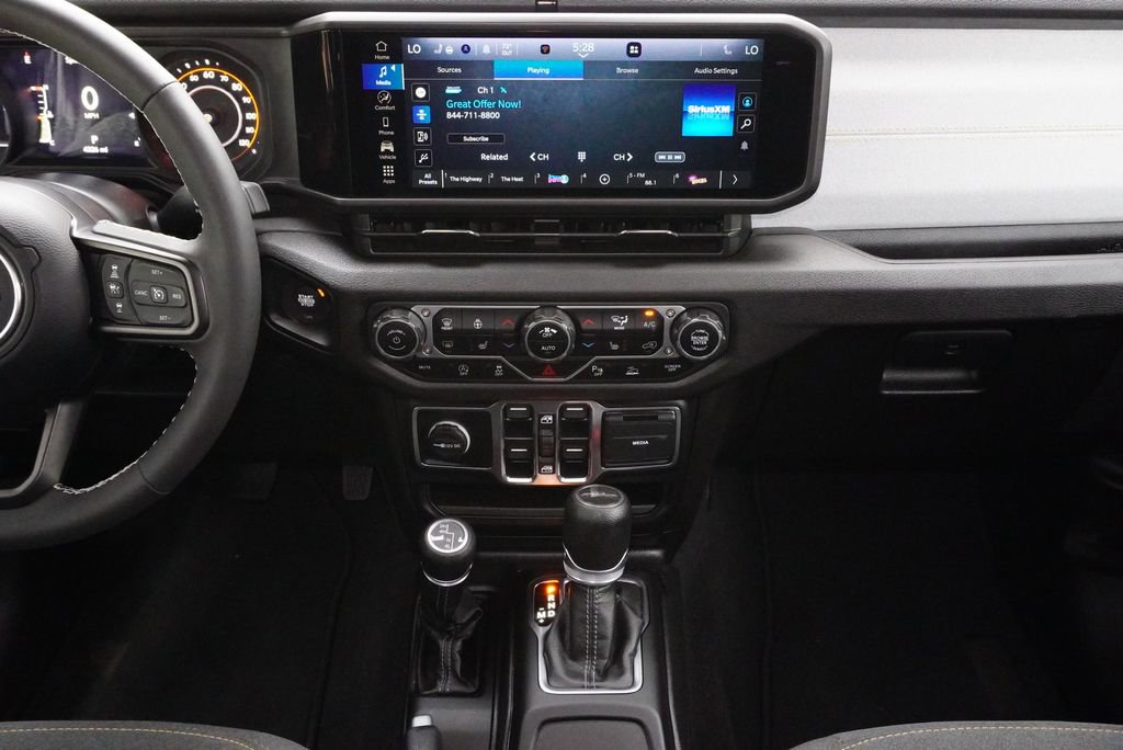 Used 2025 Jeep Gladiator Sport AWD/4WD image 17