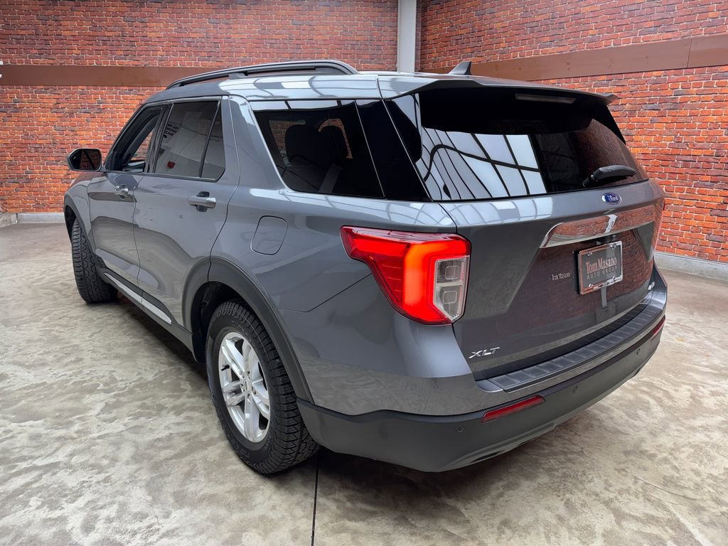 Used 2022 Ford Explorer XLT image 2