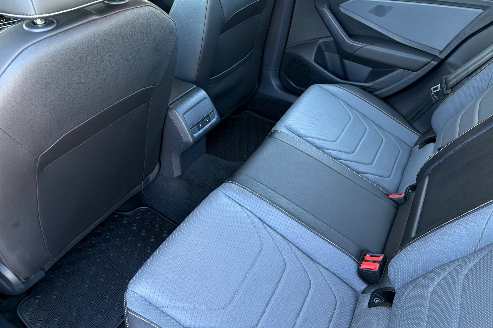 Used 2025 Volkswagen Jetta SEL FWD image 14
