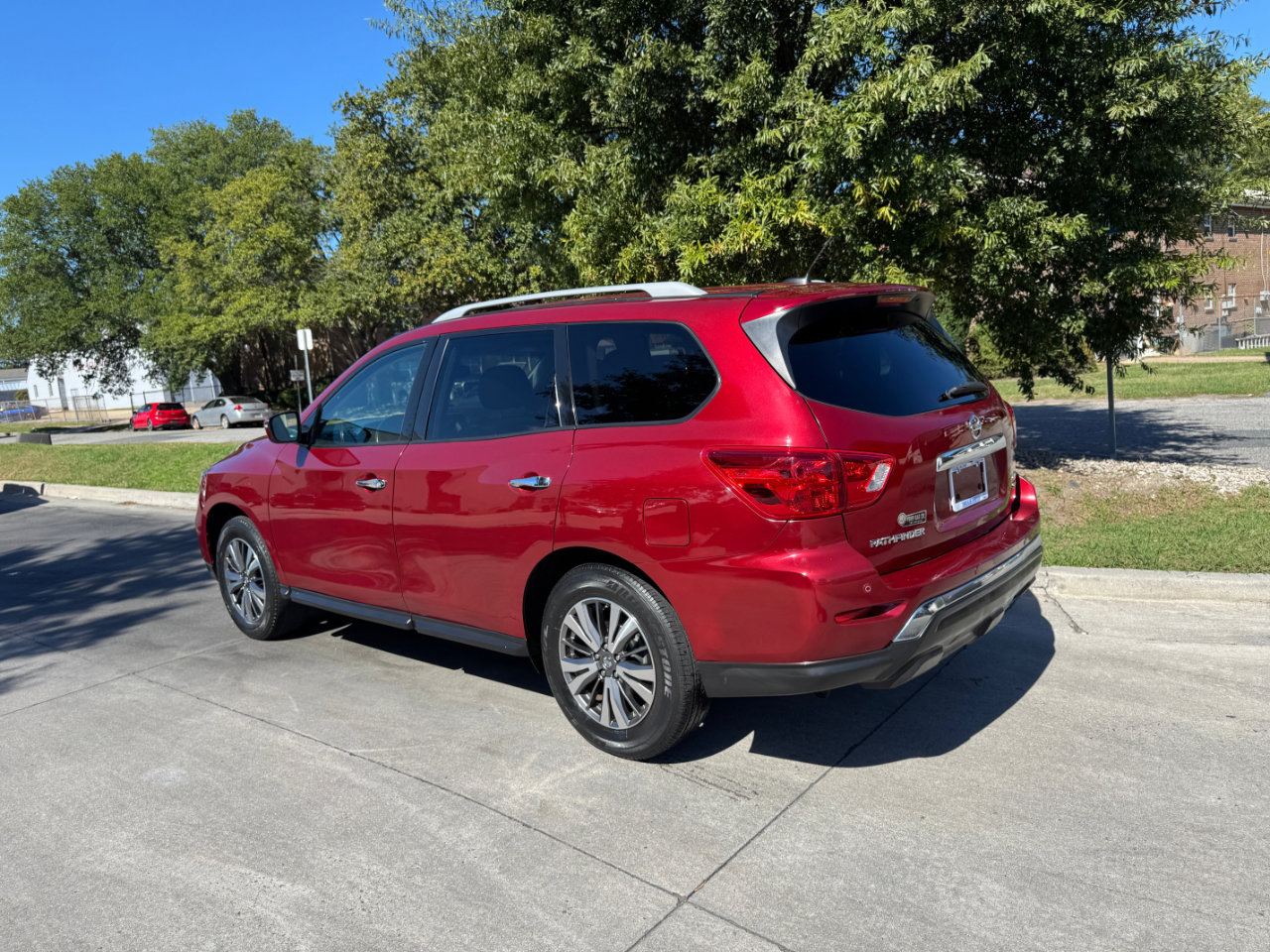 Used 2018 Nissan Pathfinder SV image 4