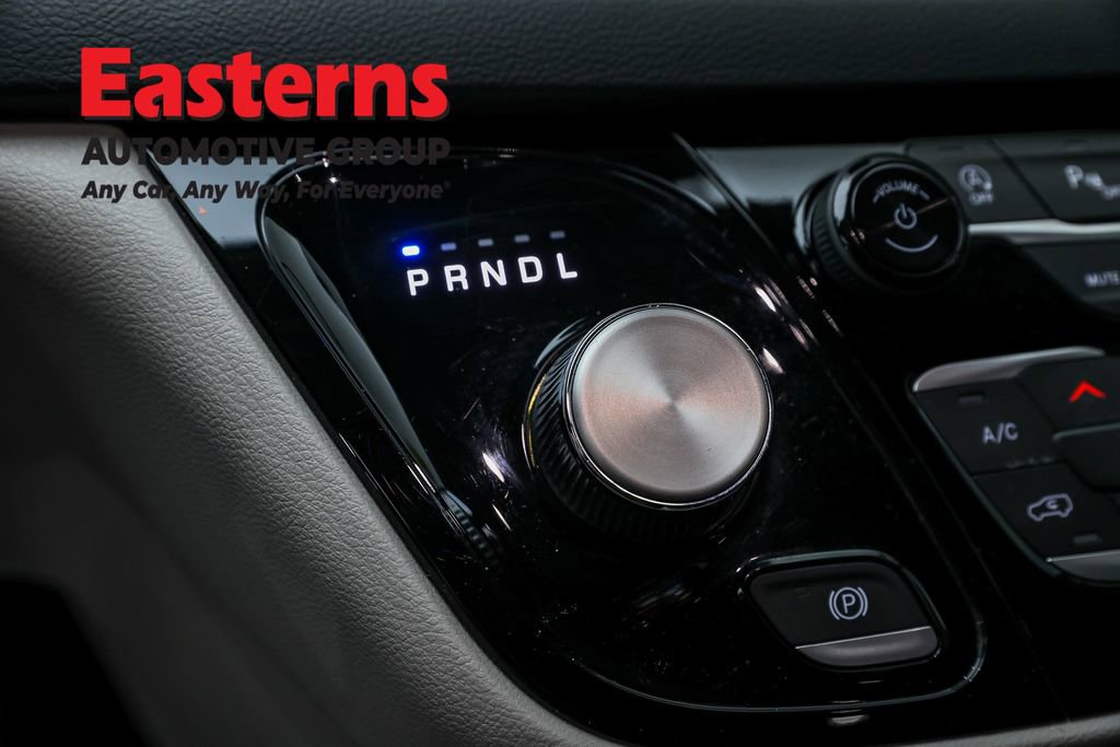 Used 2024 Chrysler Pacifica Touring-L image 13