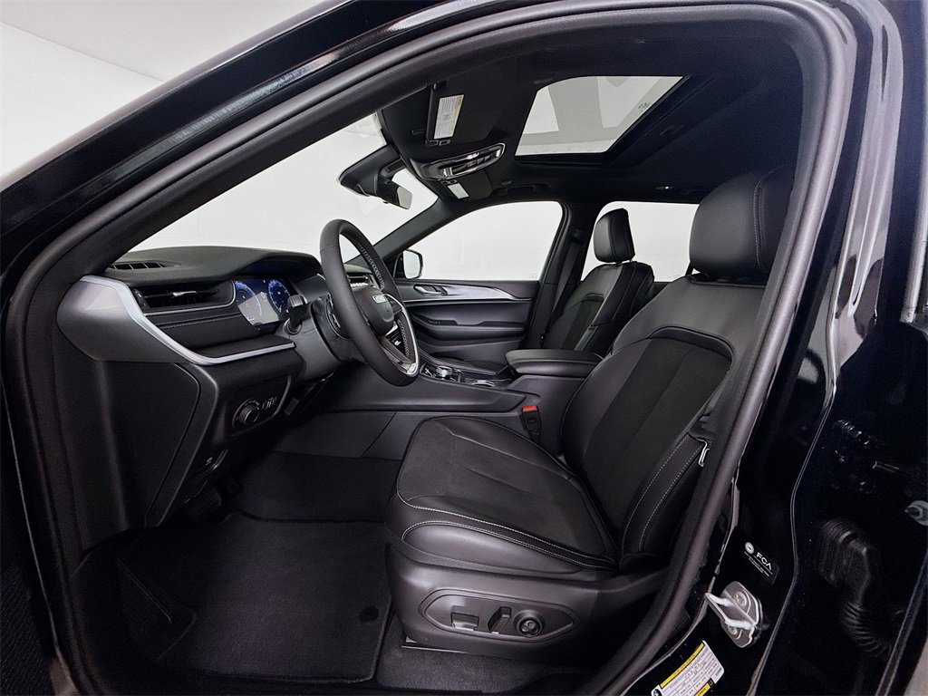 New 2025 Jeep Grand Cherokee Altitude image 11