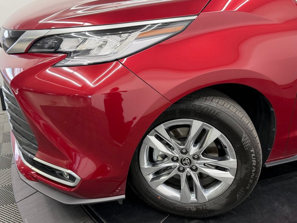 Used 2026 Toyota Sienna Limited FWD image 5