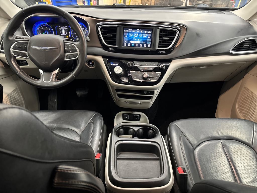 Used 2019 Chrysler Pacifica Touring-L image 21