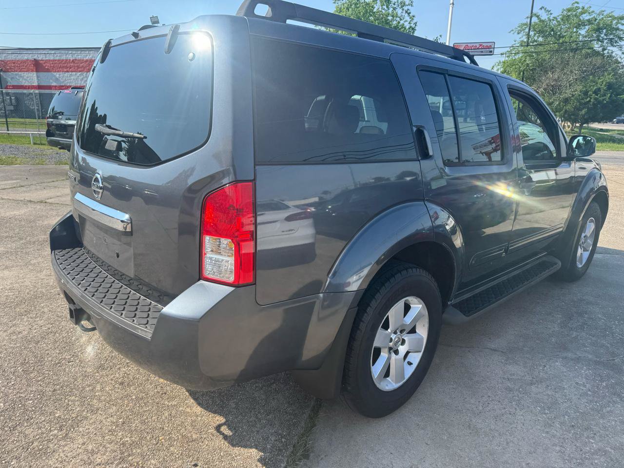 Used 2011 Nissan Pathfinder SV AWD/4WD image 4