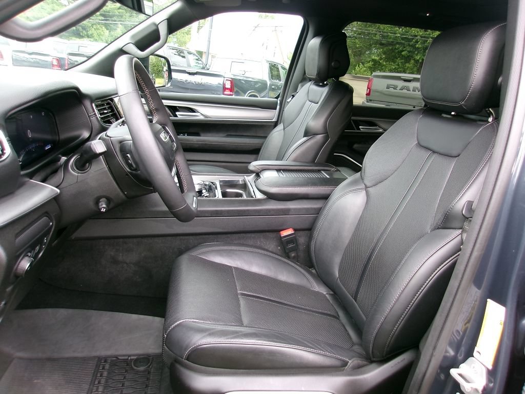 Certified 2024 Jeep Wagoneer L Series II AWD/4WD image 7