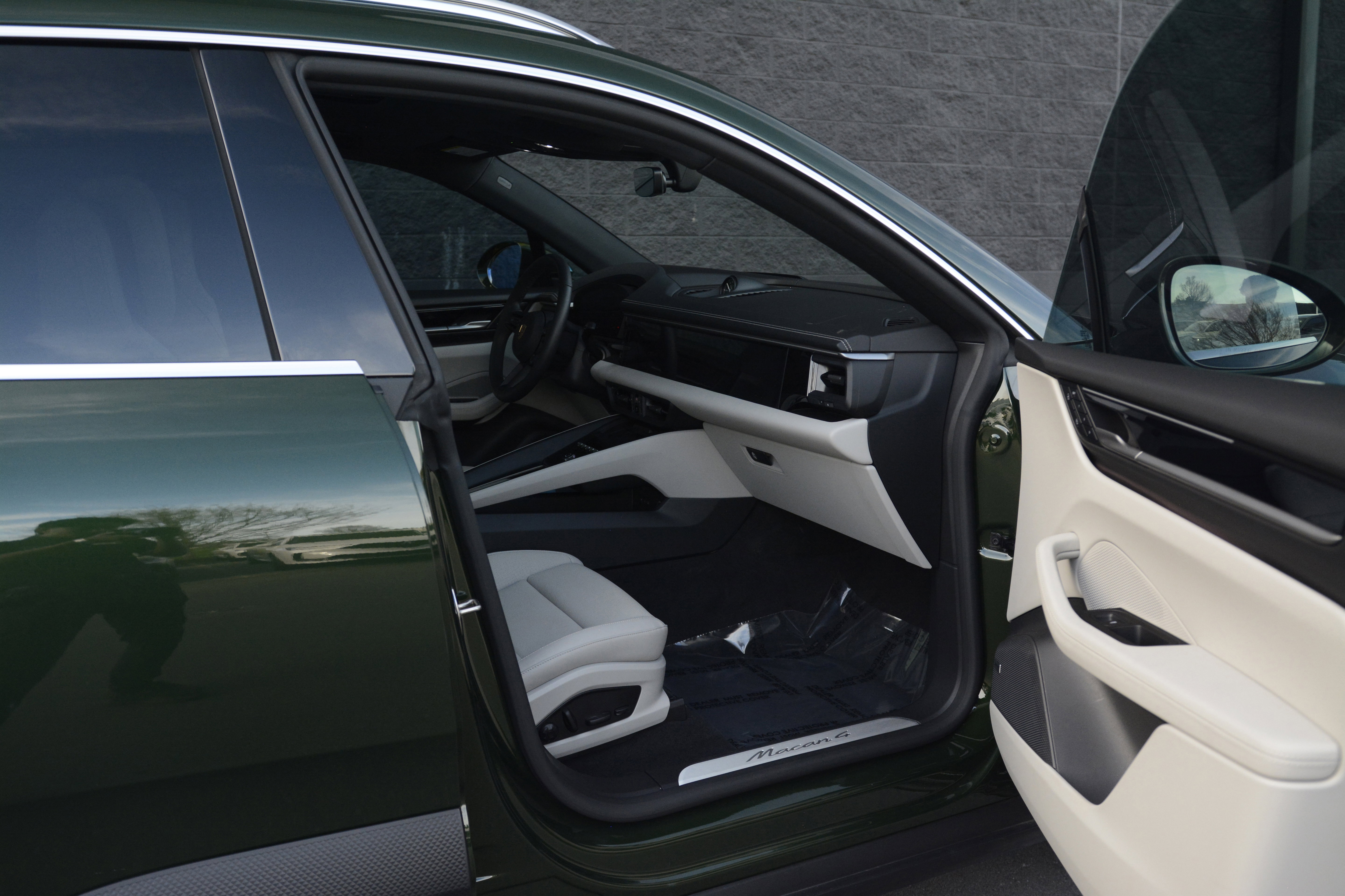 Certified 2025 Porsche Macan 4 Electric image 25