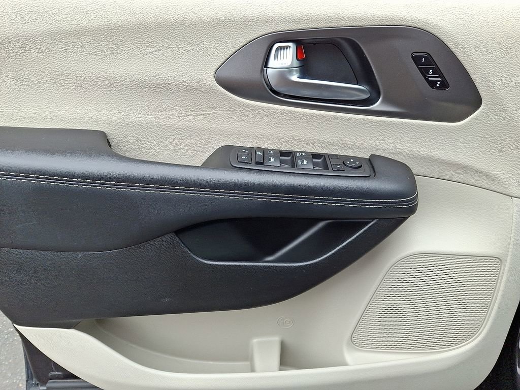 Used 2023 Chrysler Pacifica Touring-L image 13