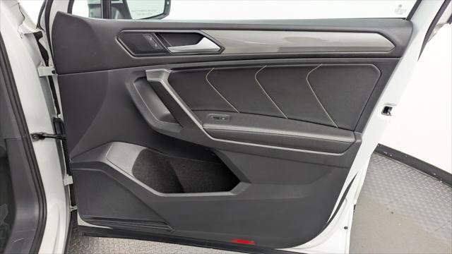 Used 2023 Volkswagen Tiguan SE w/ Panoramic Sunroof Package FWD image 22