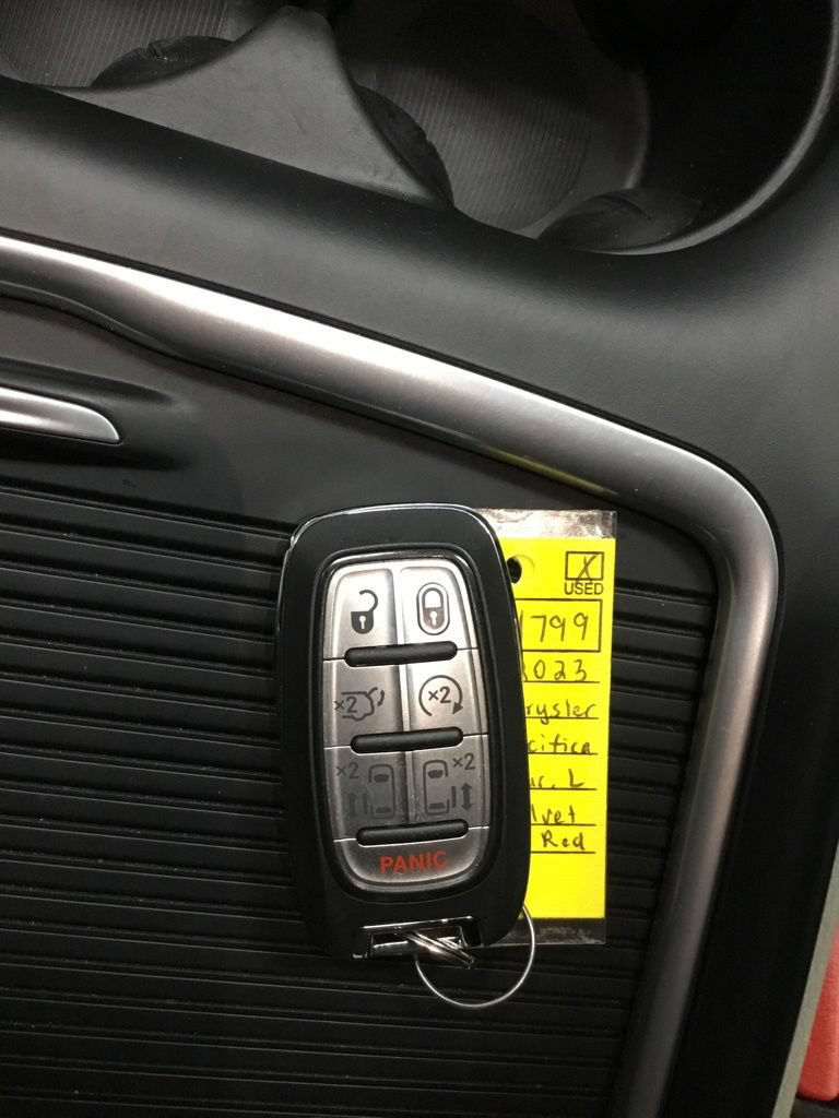 Used 2023 Chrysler Pacifica Touring-L AWD/4WD image 29