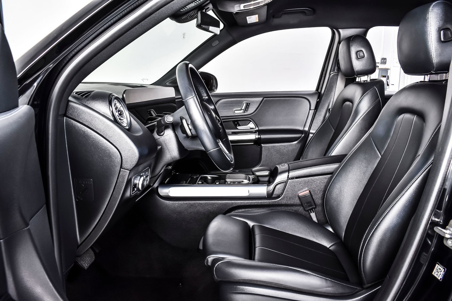 Used 2023 Mercedes-Benz EQB 300 4MATIC image 16