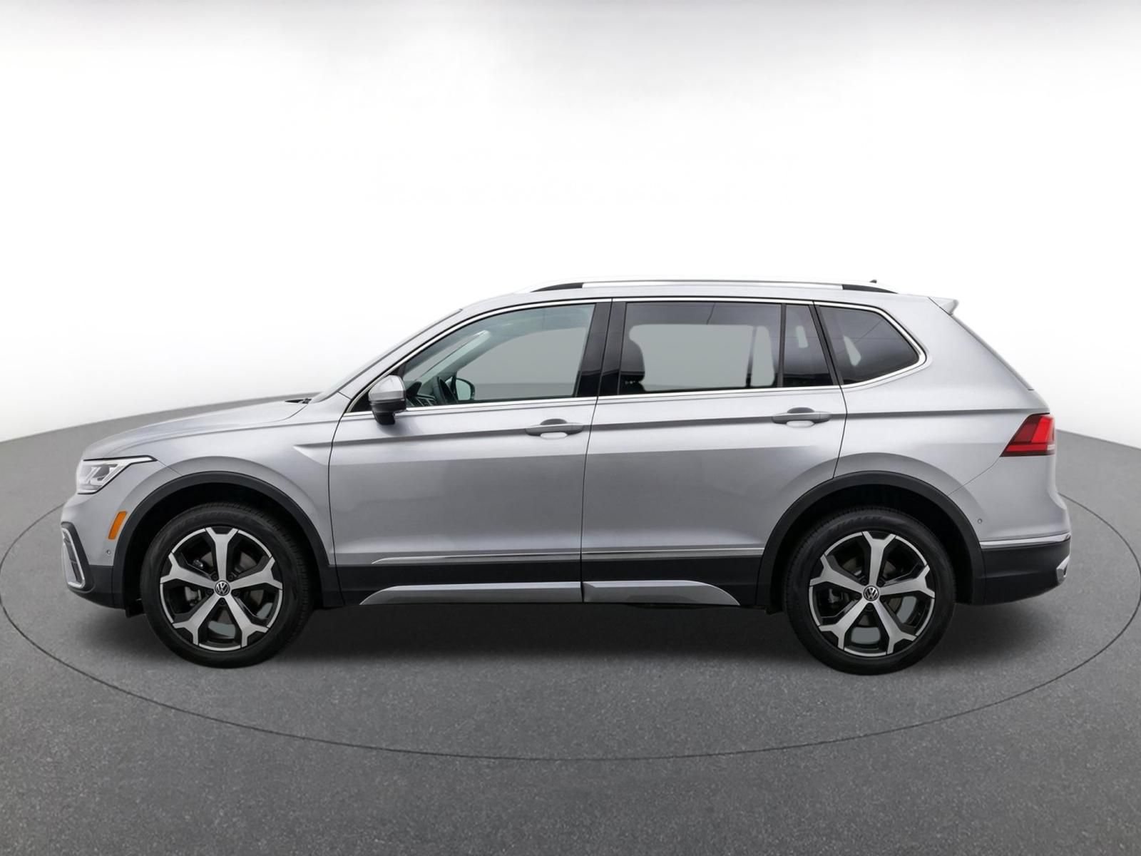 Used 2026 Volkswagen Tiguan SE AWD/4WD image 4