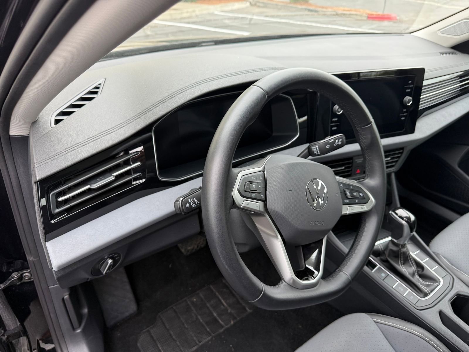 Used 2025 Volkswagen Jetta SE image 33