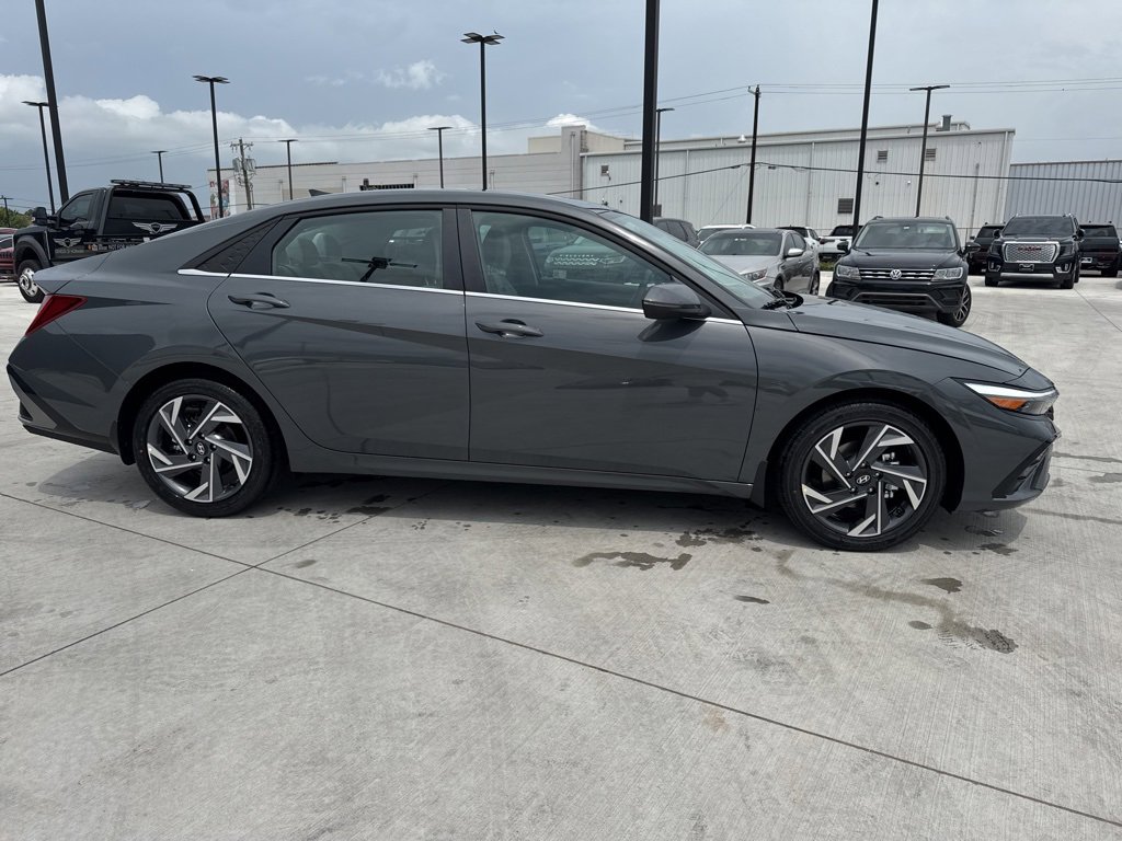 New 2025 Hyundai Elantra Limited image 4