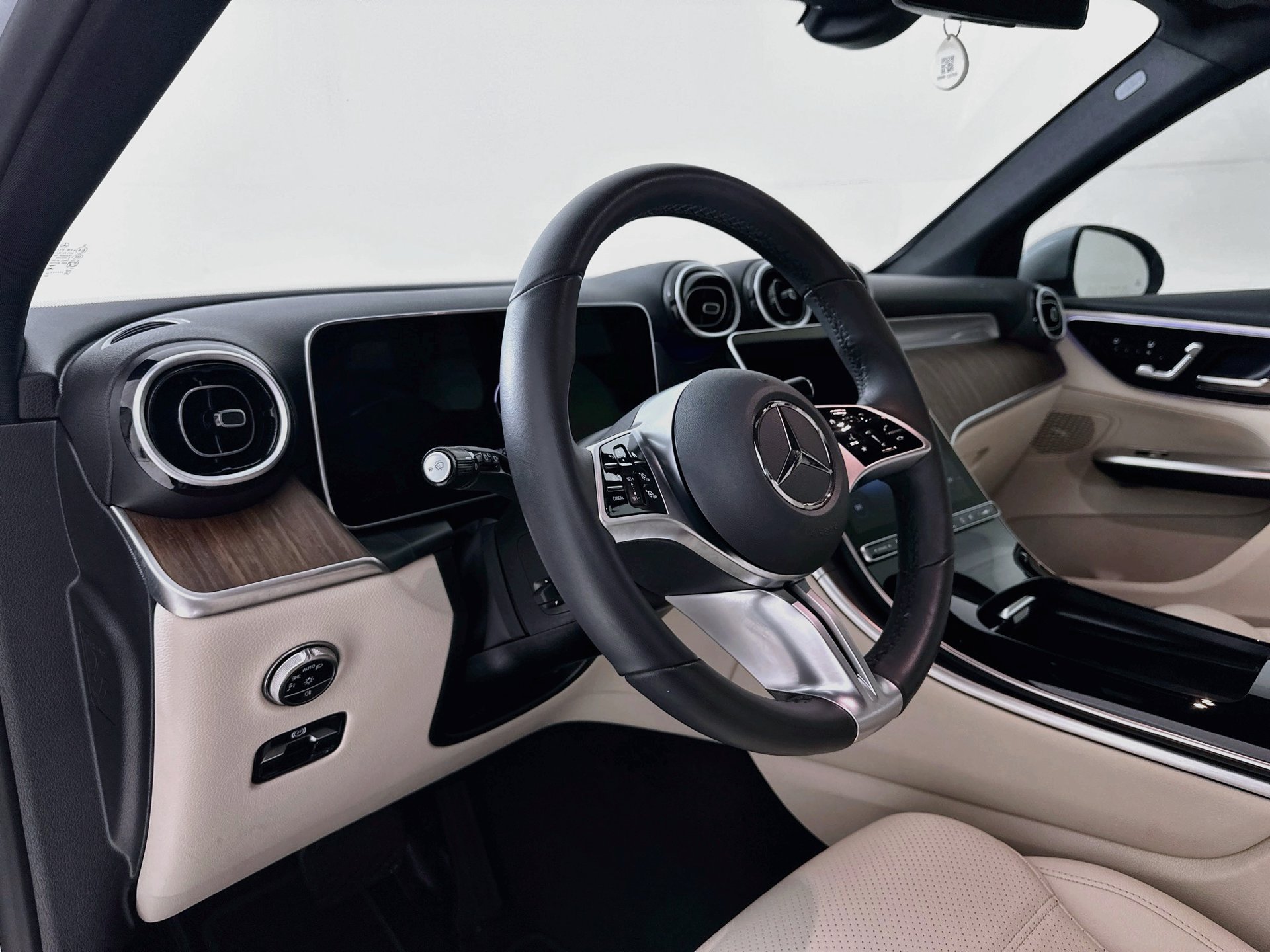 Used 2026 Mercedes-Benz GLC 300 image 10