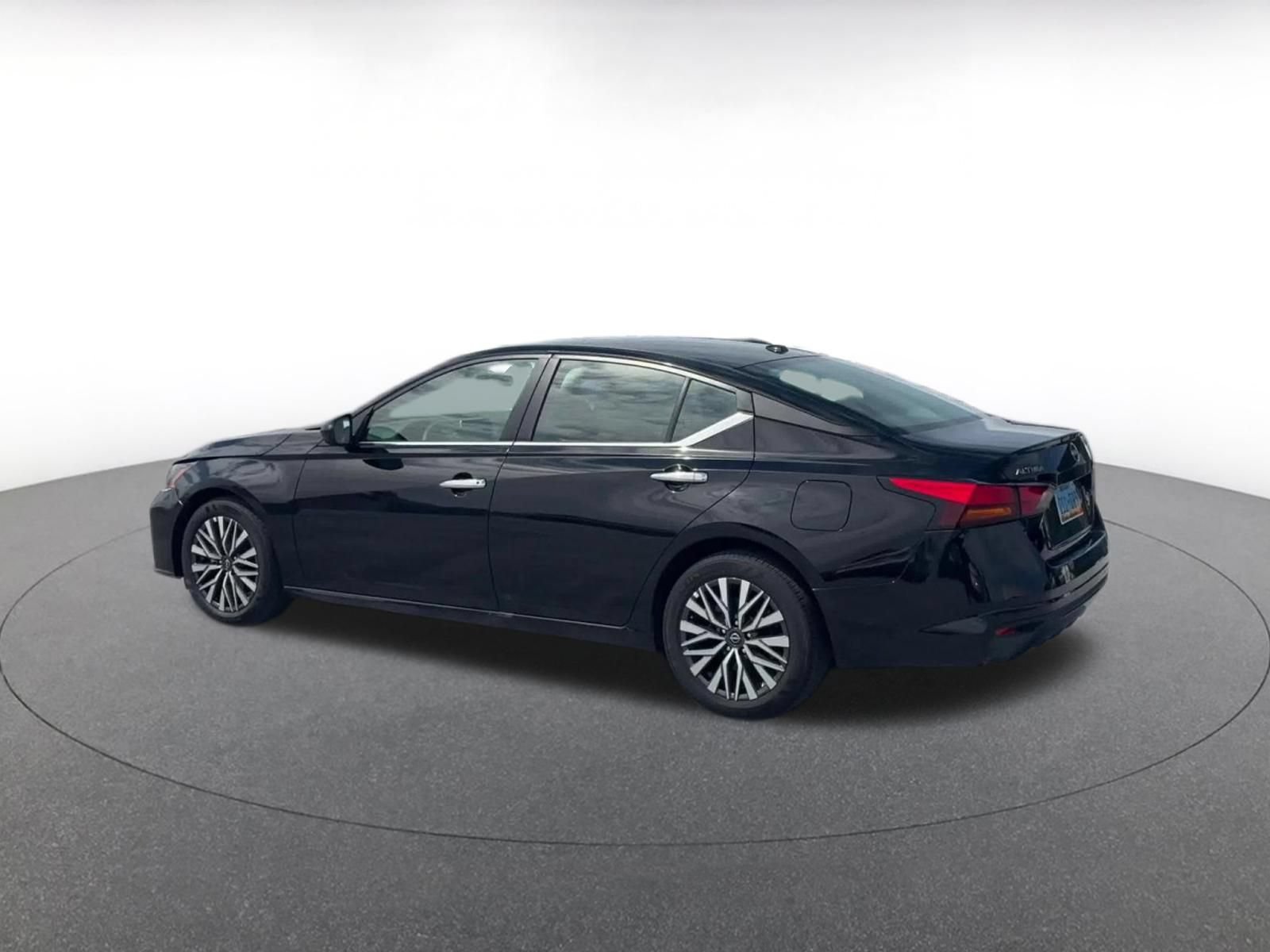 Used 2025 Nissan Altima 2.5 SV FWD image 9