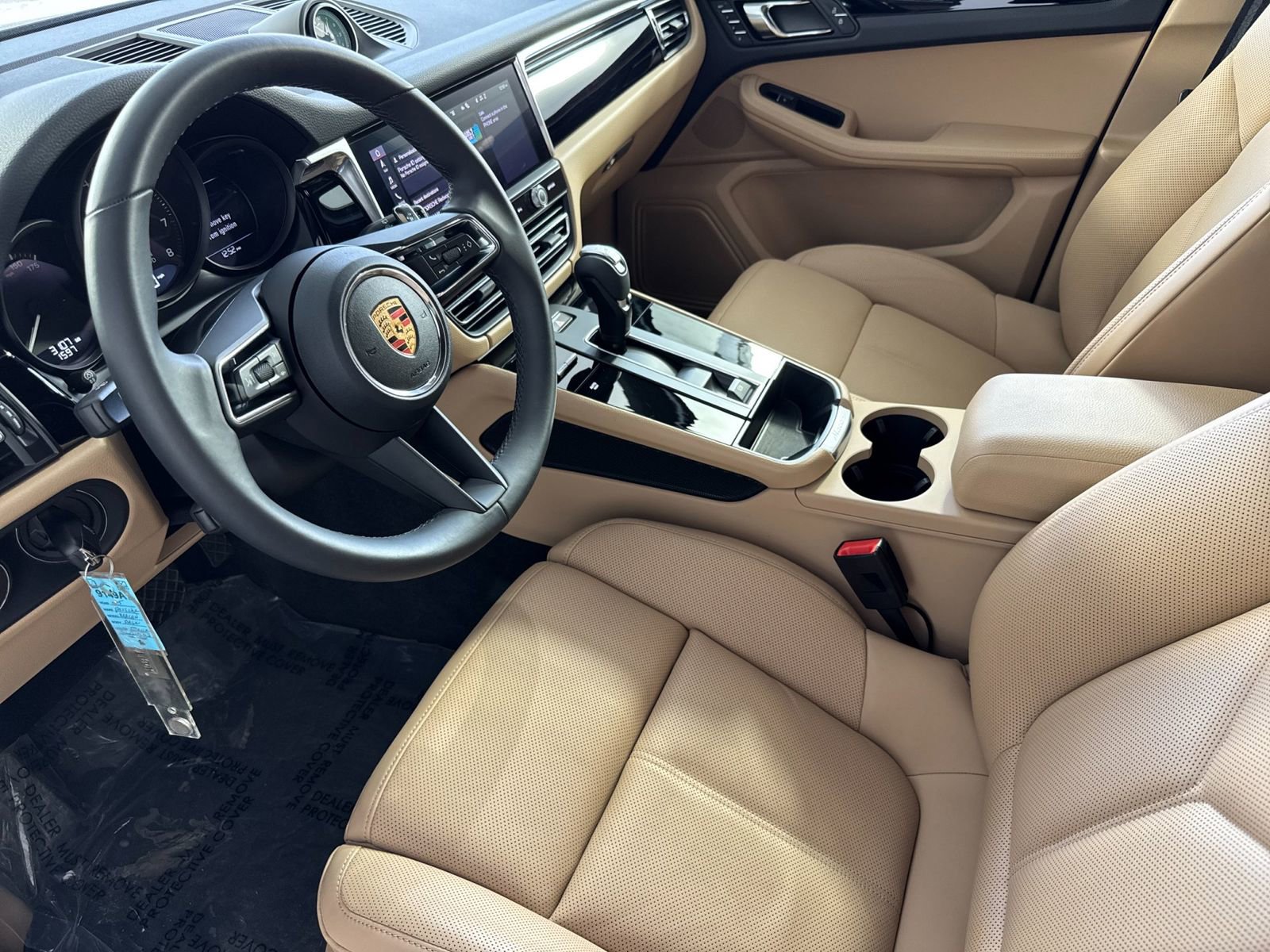 Certified 2025 Porsche Macan image 4