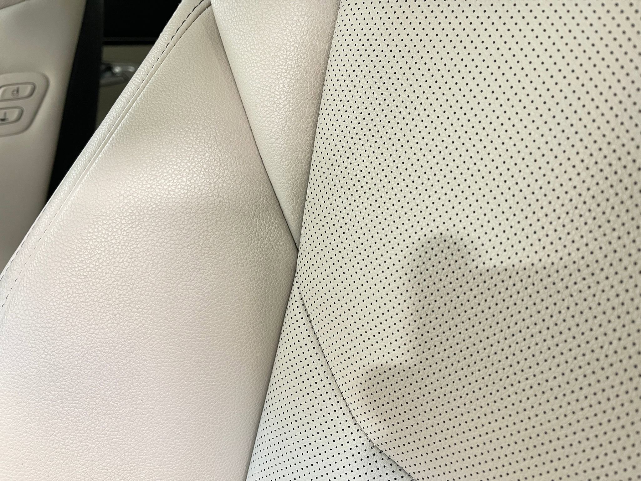 Used 2022 Genesis GV70 2.5T w/ Select Package image 17