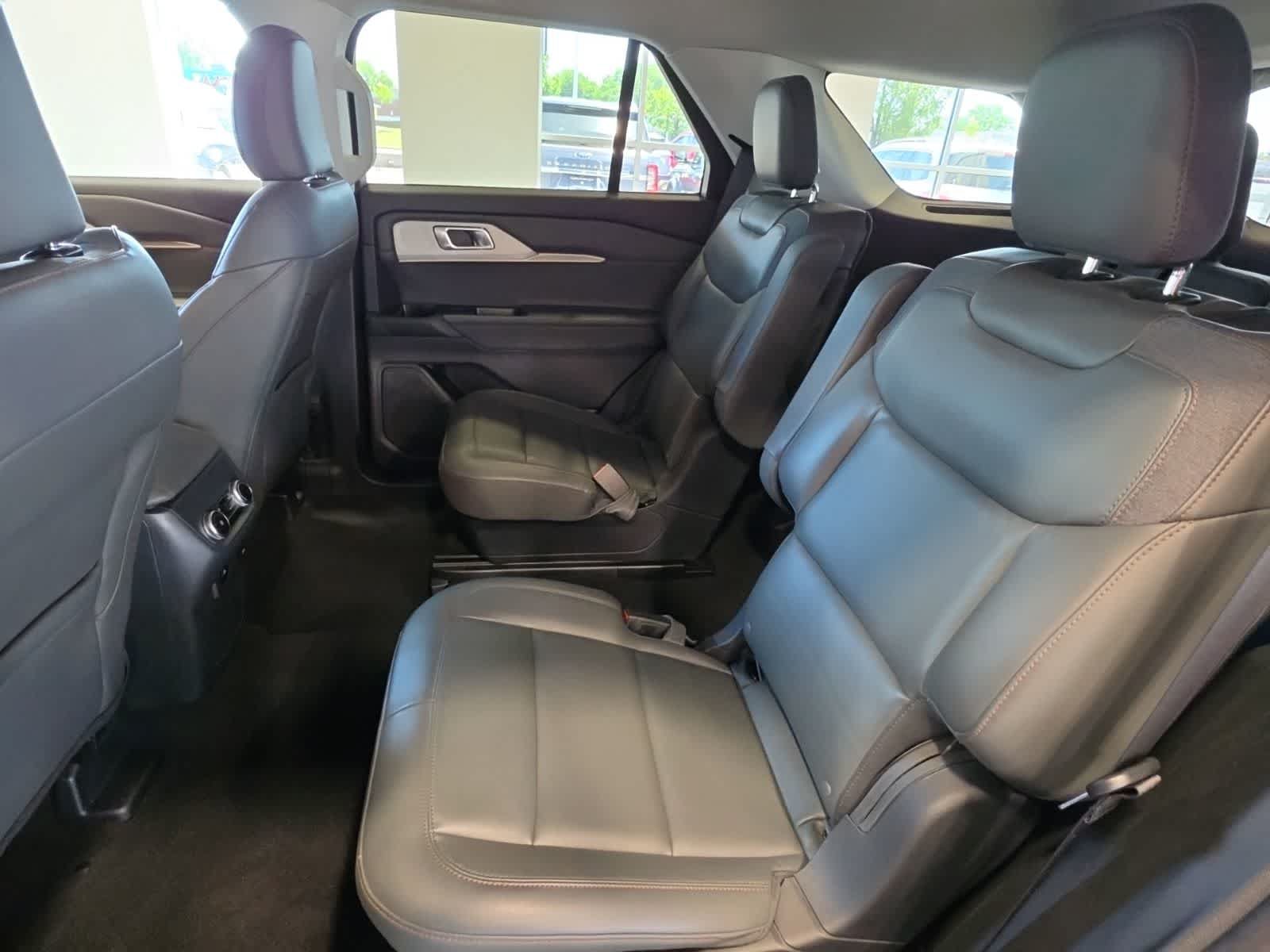 Used 2025 Ford Explorer Active w/ Active Comfort Package AWD/4WD image 30