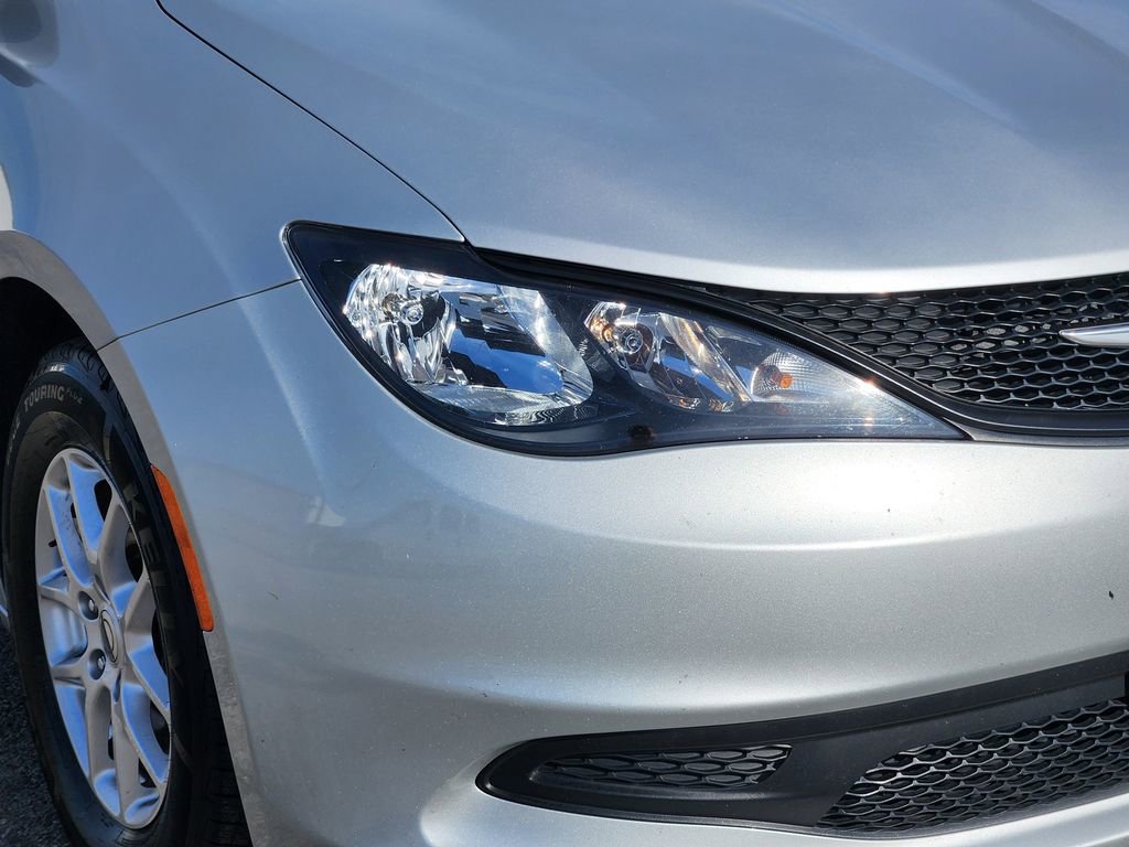 Used 2023 Chrysler Voyager LX image 9