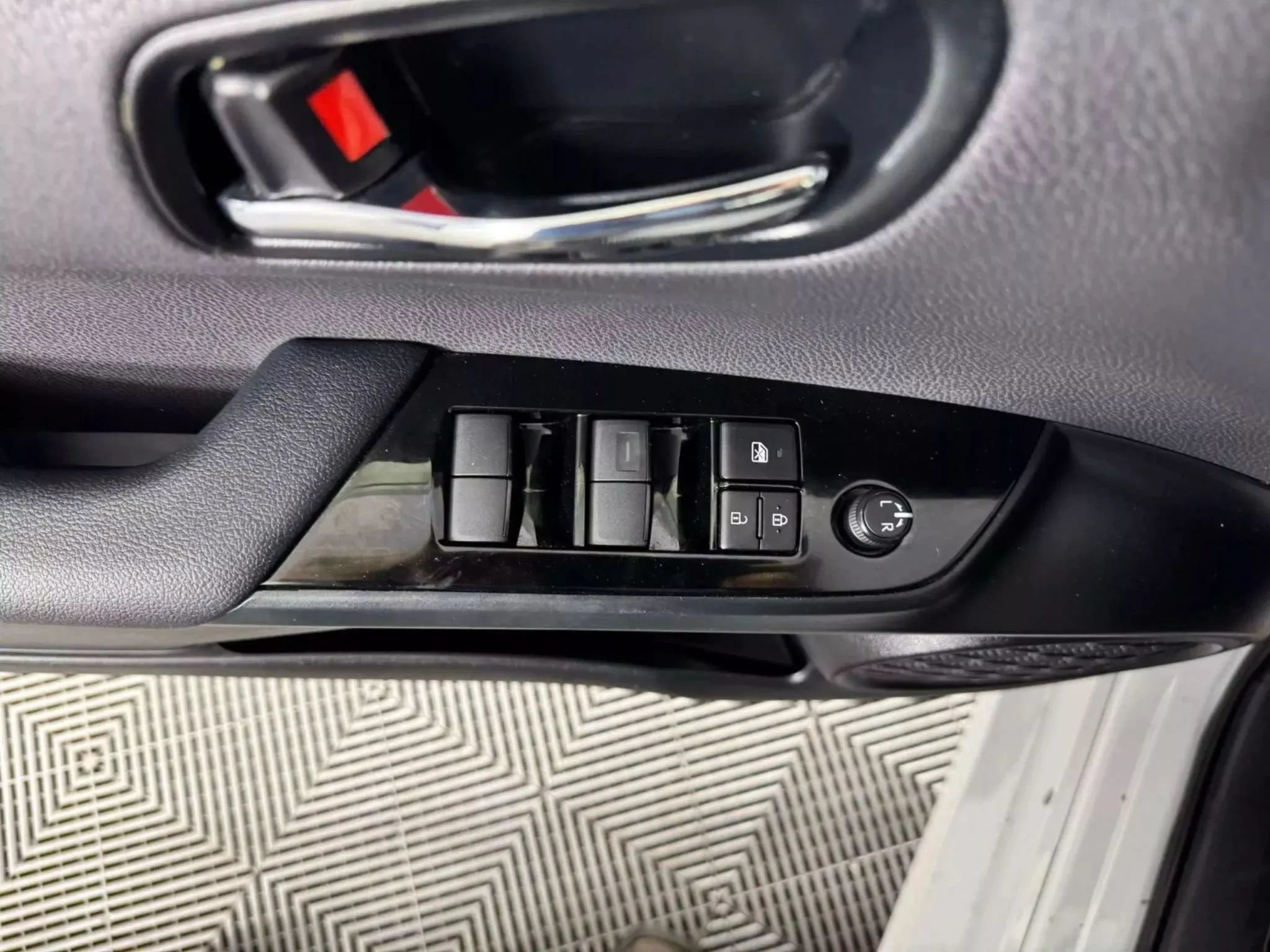 Used 2022 Toyota Prius LE FWD image 29
