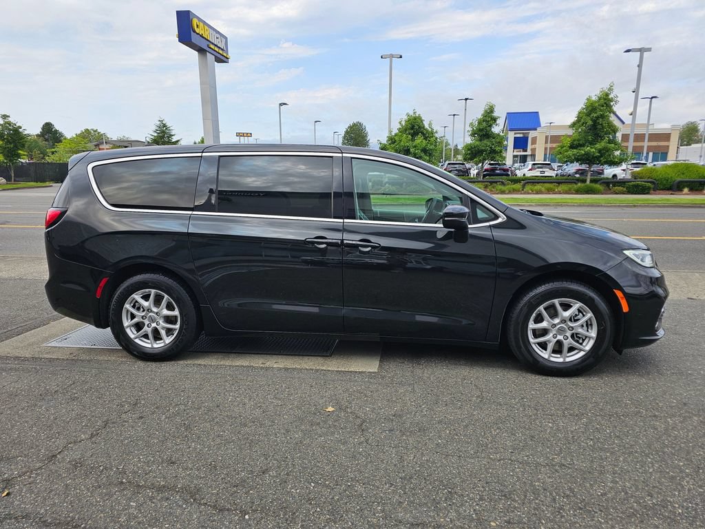 Used 2023 Chrysler Pacifica Touring-L FWD image 3