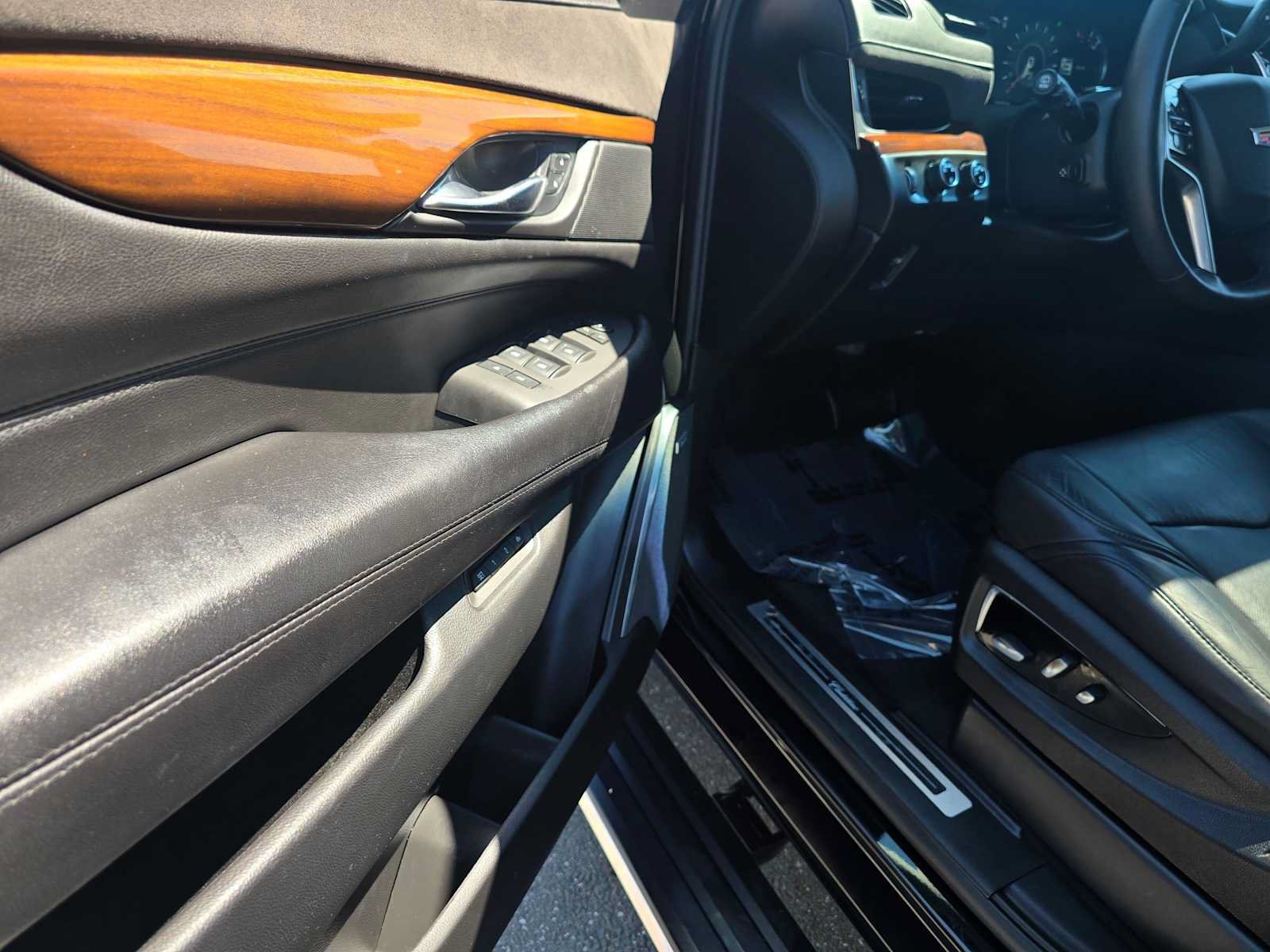 Used 2017 Cadillac Escalade Premium Luxury AWD/4WD image 23