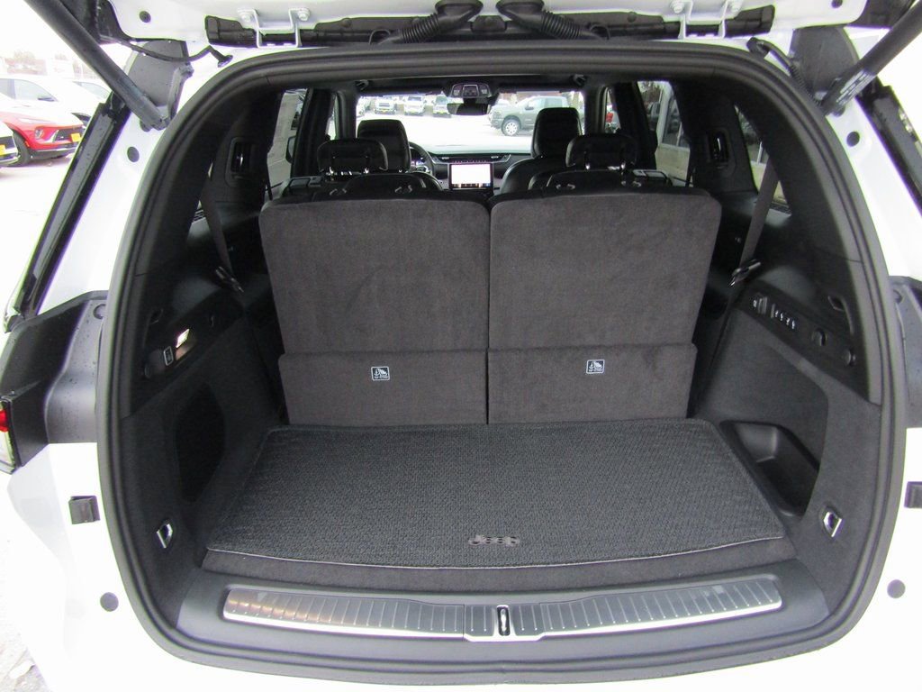 New 2025 Jeep Grand Cherokee L Summit w/ Obsidian Package image 38