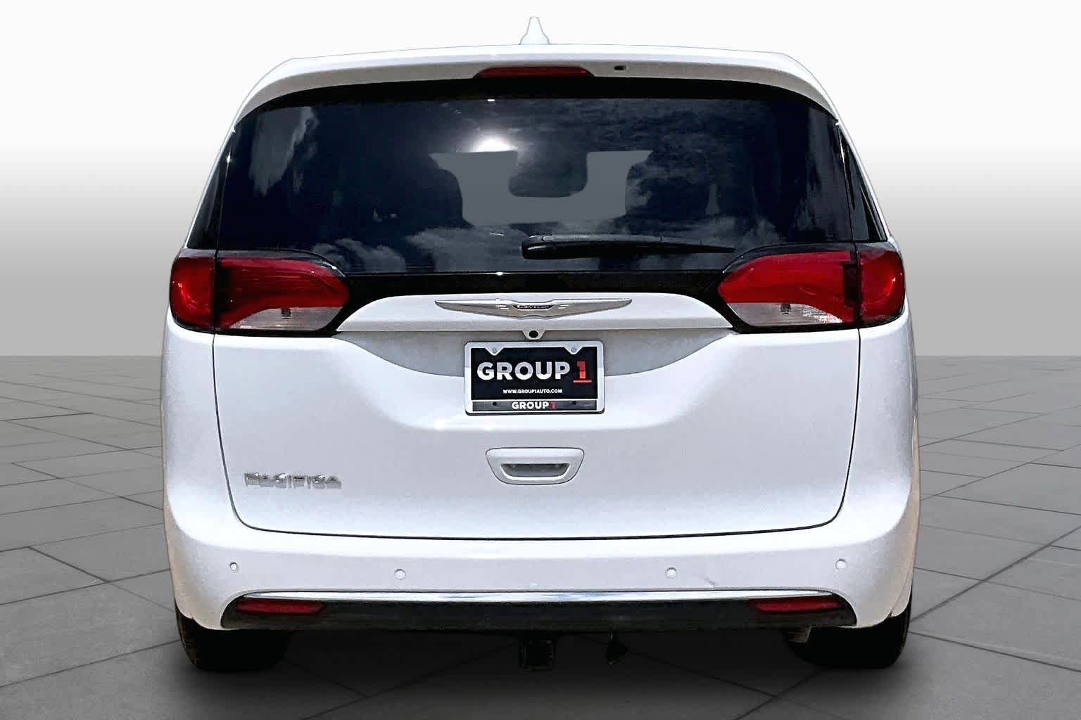 Used 2020 Chrysler Pacifica Touring FWD image 4