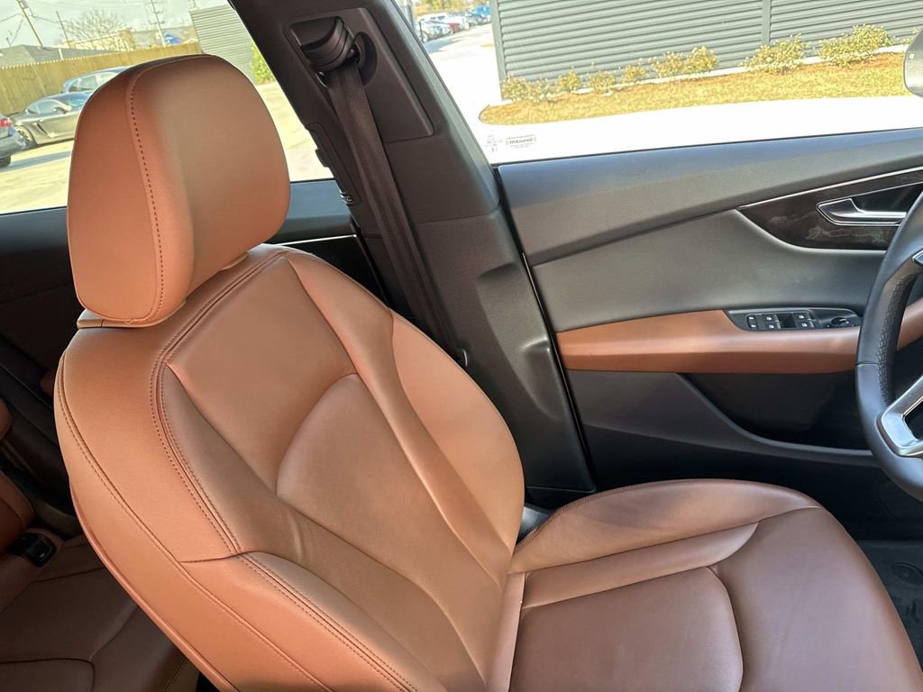 Used 2023 Audi Q8 Premium image 16