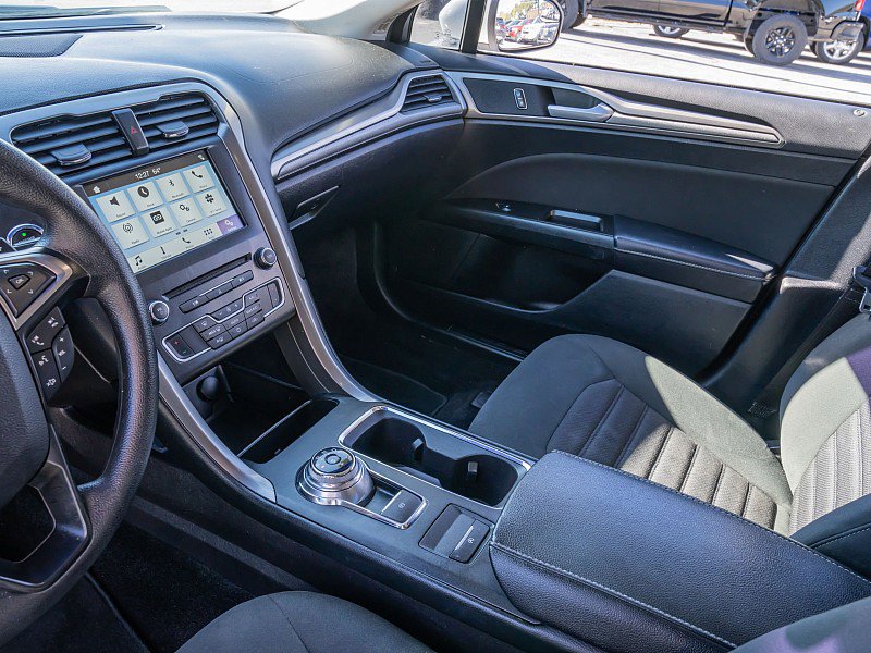 Used 2017 Ford Fusion SE w/ Fusion SE Technology Package FWD image 15