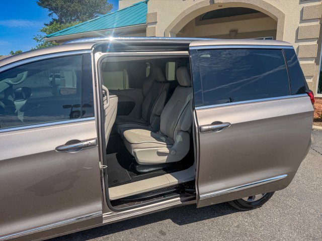 Used 2018 Chrysler Pacifica Limited w/ Advanced Safetytec Group FWD image 6