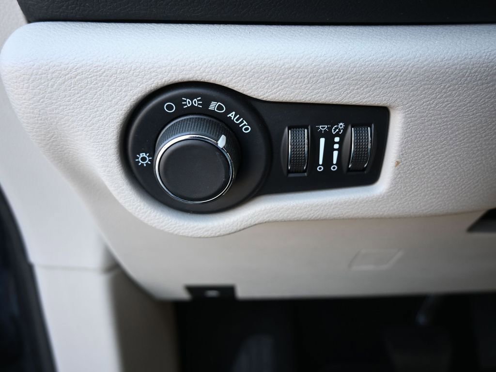 Used 2023 Chrysler Voyager LX image 12