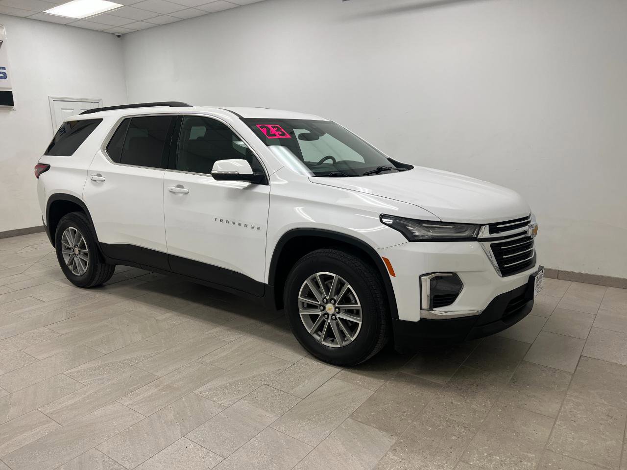 Used 2023 Chevrolet Traverse LT FWD image 3