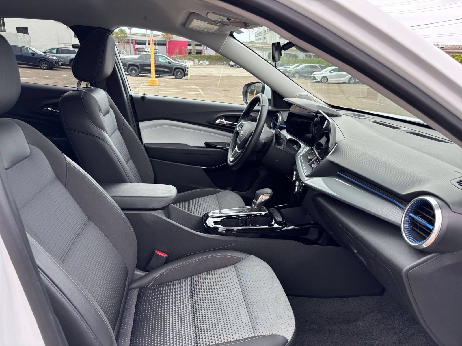 Used 2025 Chevrolet Trax LT w/ LT Convenience Package FWD image 34