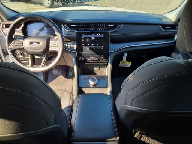 Used 2023 Jeep Grand Cherokee Laredo image 7