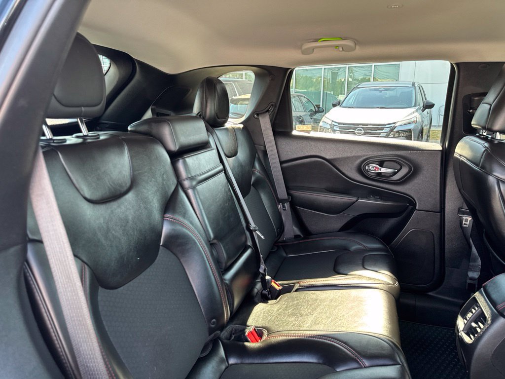 Used 2019 Jeep Cherokee Trailhawk AWD/4WD image 24