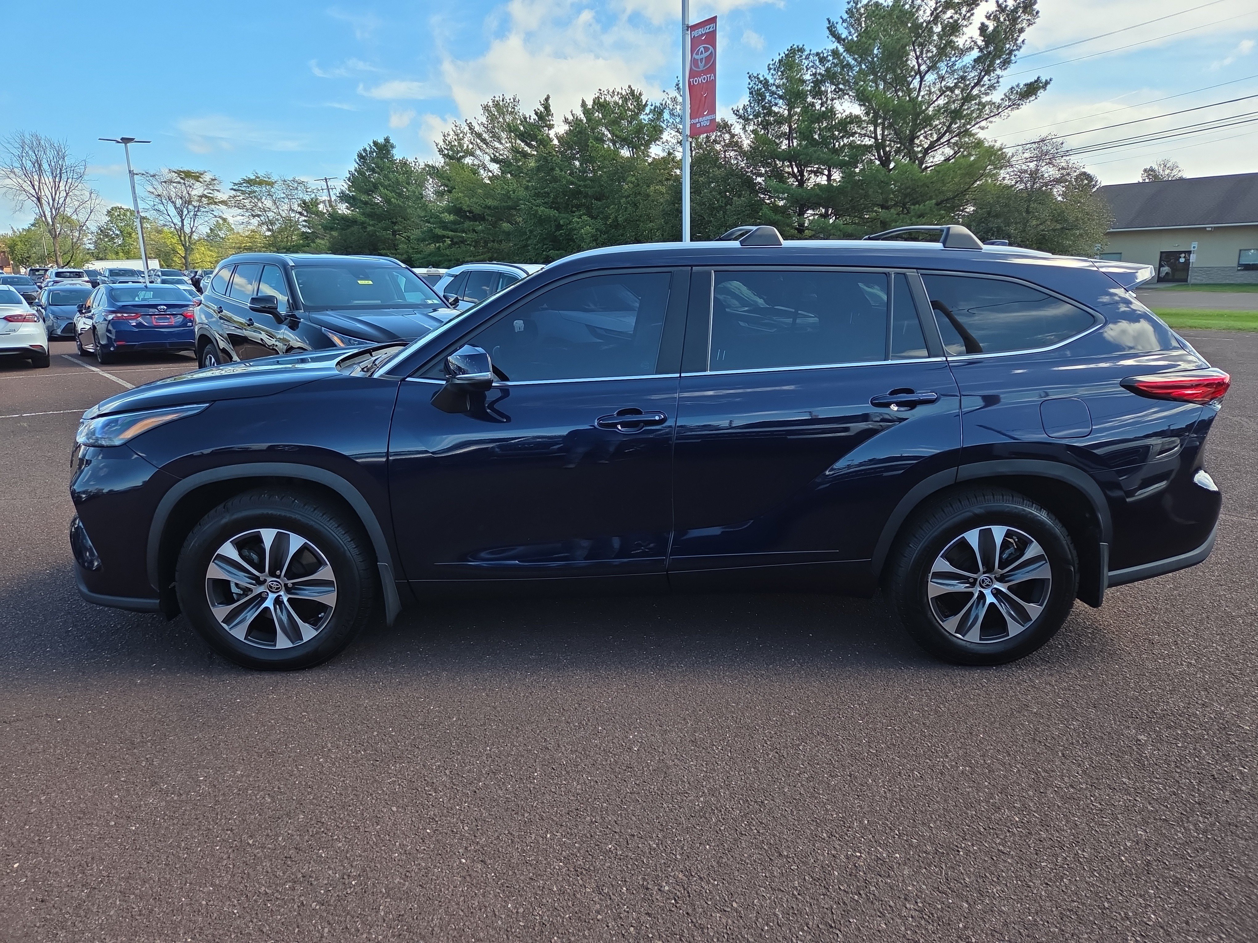 Used 2023 Toyota Highlander XLE FWD image 5