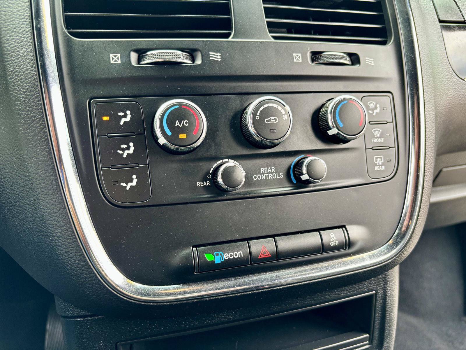 Used 2018 Dodge Grand Caravan SE FWD image 32